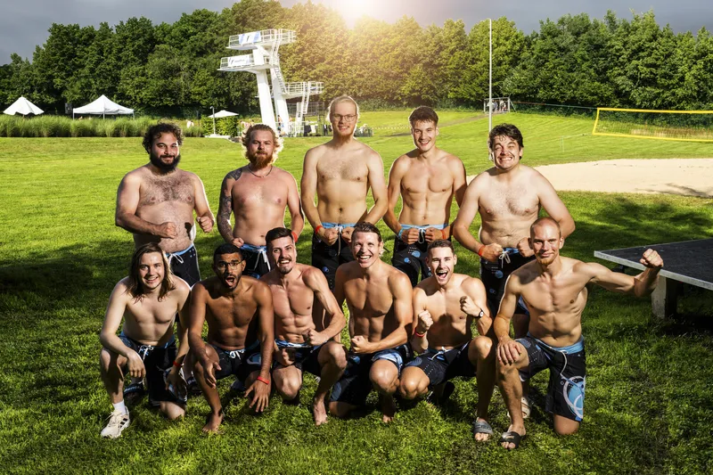 Aqua Circus Team - Gruppenfoto vor dem Sprungturm