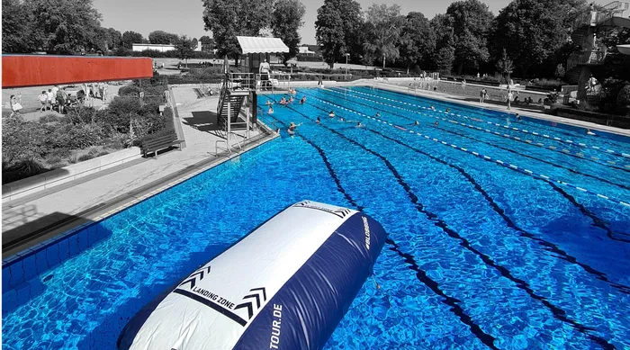 Aqua Circus Tiny Blob - Mini-Wasserblob-Katapult-Sprung im Freibad