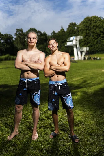 Zwei Aqua Circus Mitglieder